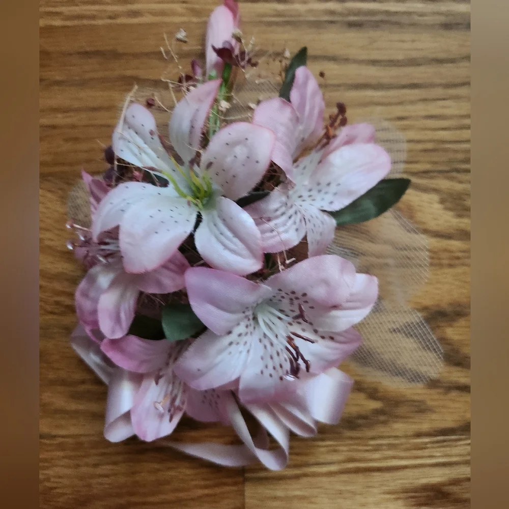 Wedding Lilly Pin
